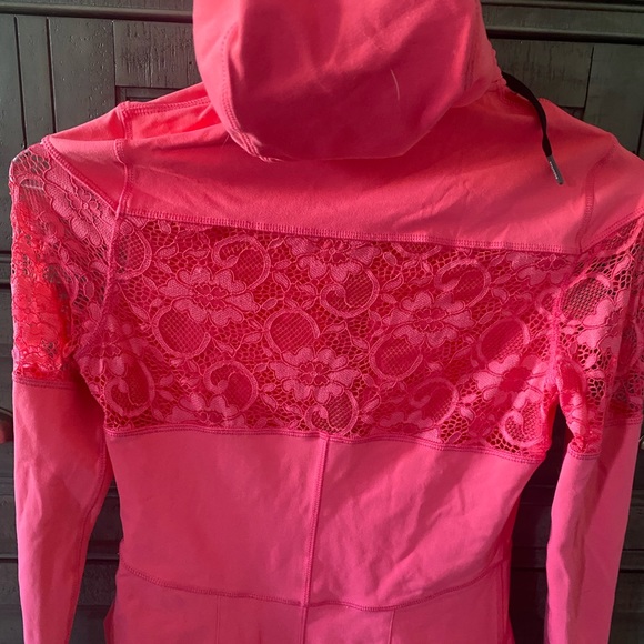 Titika athletic wear hoody with lace - Picture 3 of 5